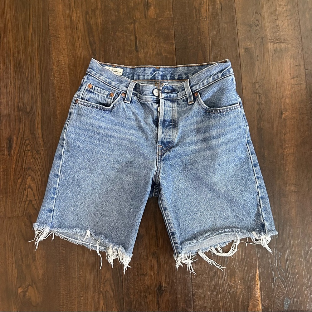 ⛔️SOLD⛔️Levi’s 501 cut off denim jean shorts size 25